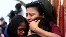 Tangis haru seorang ibu saat memeluk anaknya di depan gerbang perbatasan Meksiko dan Amerika Serikat, Tijuana, Meksiko (19/11). Hari Anak Sedunia yang jatuh pada tanggal 20 November ini menjadi momen bertemu dengan keluarga. (Reuters/Jorge Duenes)