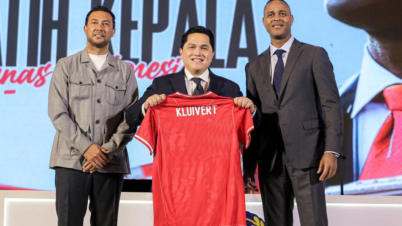 Foto: Berkopiah, Patrick Kluivert  Resmi Menjadi Pelatih Timnas Indonesia