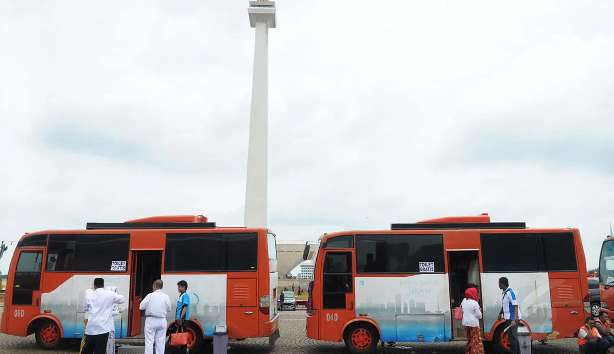 Sejumlah Pegawai Negeri Sipil di lingkungan Pemprov DKI Jakarta menjalani tes urine di kawasan Monumen Nasional (Monas), Jakarta, Jumat (2/1/2015). Kendaraan toilet disiagakan untuk keperluan tes urine PNS Pemprov DKI Jakarta. (Liputan6.com/Faizal Fanani)