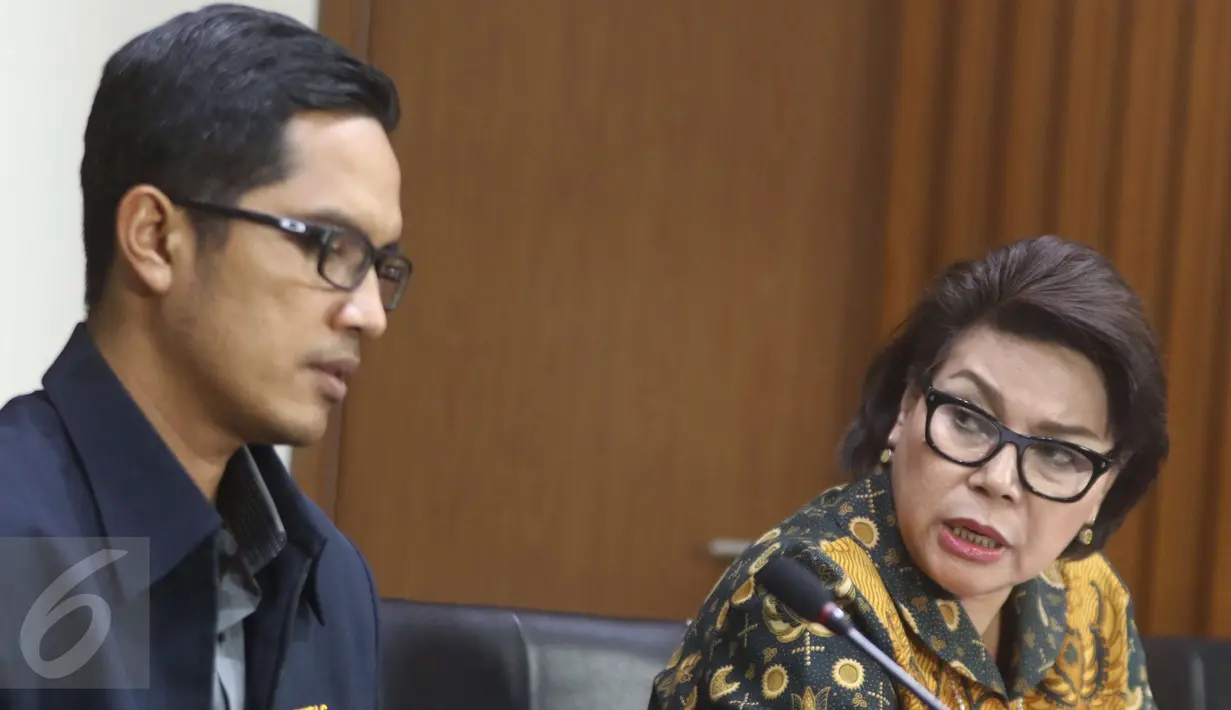 Wakil Ketua KPK, Basaria Pandjaitan dan juru bicara KPK Febri Diansyah saat menggelar konferensi pers terkait dugaan suap pengadaan kapal ke Filipina, Jakarta, Jumat (31/3). KPK menyita 25 ribu dolar AS dan menahan 4 tersangka.(Liputan6.com/Helmi Afandi)