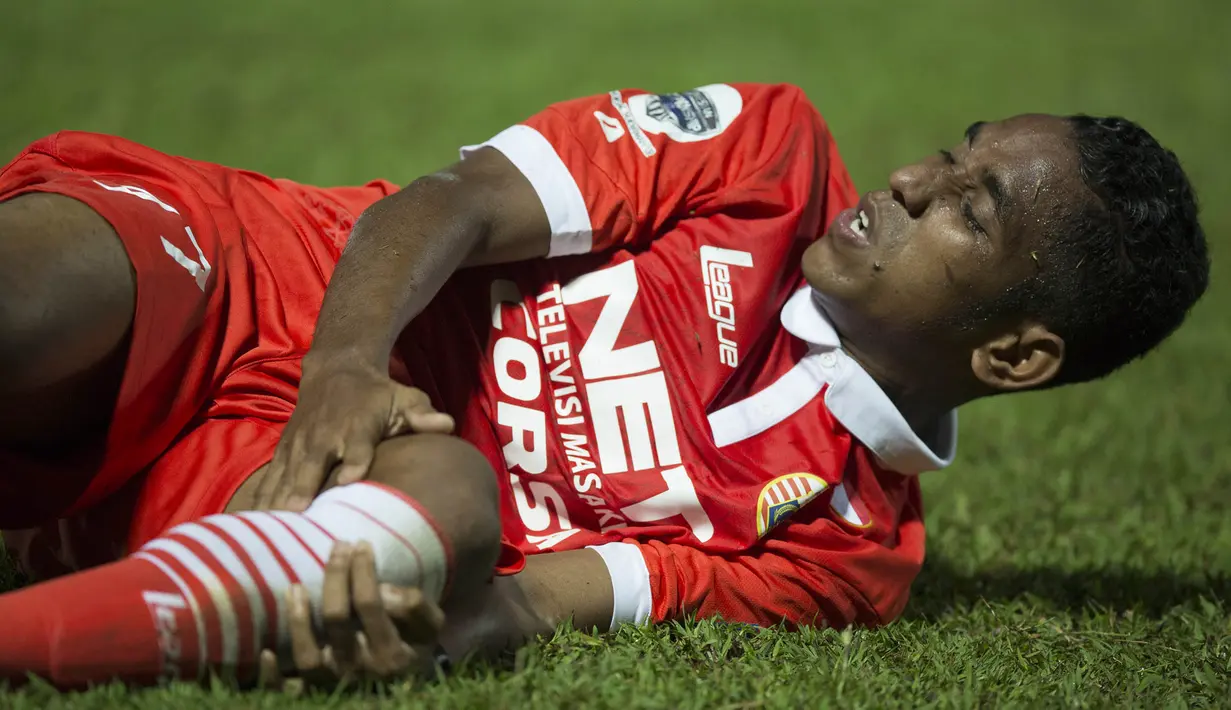 Pemain Persija, Pandi Lestaluhu, kesakitan akibat terjatuh pada laga Piala Jenderal Sudirman melawan PBR di Stadion Kanjuruhan, Malang, Kamis (19/11/2015). (Bola.com/Vitalis Yogi Trisna)