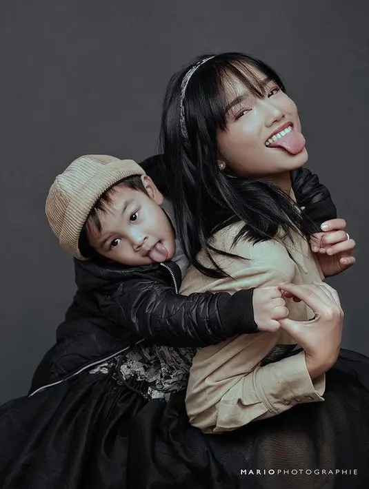 <p>Tak heran jika banyak netizen yang teringat mendiang Vanessa Angel saat melihat foto tersebut. [Foto: instagram.com/fuji_an]</p>