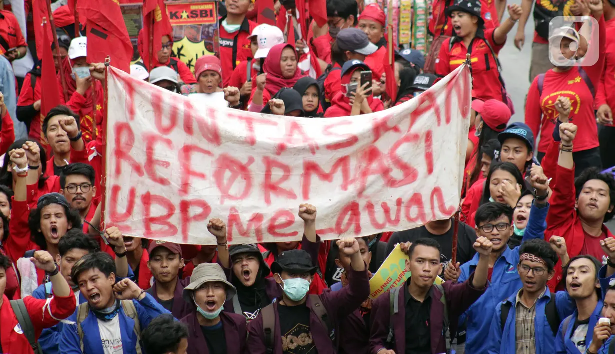 Mahasiswa dari sejumlah perguruan tinggi bersama kelompok buruh melakukan aksi unjuk rasa di kawasan Patung Kuda, Jalan Medan Merdeka Barat, Jakarta, Senin (28/10/2019). Dalam aksinya, mereka menuntut penuntasan agenda reformasi. (Liputan6.com/Helmi Fithriansyah)
