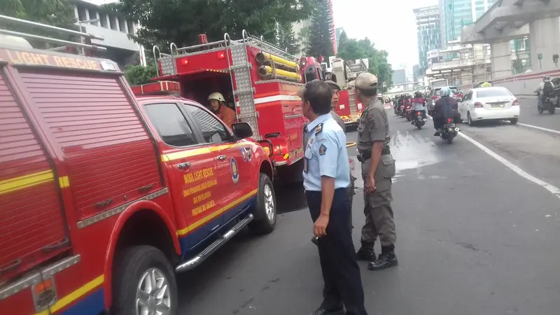 Pemadam kebakaran berusaha memadamkan api di Gedung Kemenkumham (Dok. Istimewa)