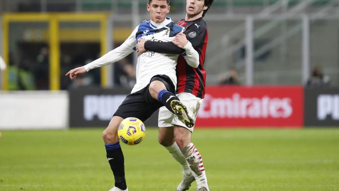 Gelandang AC Milan, Sandro Tonali berusaha merebut bola dari gelandang Atalanta, Matteo Pessina pada pertandingan Liga Serie A Italia di Stadion San Siro, Minggu (24/1/2021). Posisi AC Milan di puncak klasemen makin terancam yang hanya berjarak 2 poin dari Inter Milan. (AP Photo/Antonio Calanni)