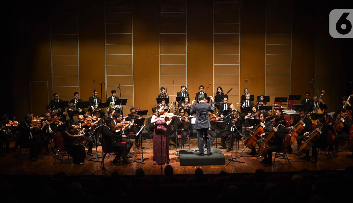 Jakarta Concert Orchestra dengan konduktor Avip Priatna Mag.Art mementaskan konserto biola "Malam Tchaikovsky" di Usmar Ismail Hall, Jakarta, Jumat (21/02/2020). Konser bersama Galeri Indonesia Kaya menghadirkan violis asal Korea Selatan Sueye Park. (Liputan6.com/Fery Pradolo)