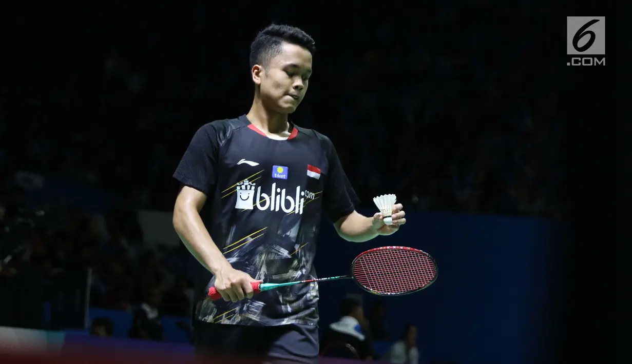 Pebulu tangkis unggulan ketujuh tunggal putra Indonesia Open 2019, Anthony Sinisuka Ginting saat melawan Kantaphon Wangcharoen (Thailand) di babak 16 besar Indonesia Open 2019 di Istora Senayan, Jakarta, Kamis (18/7/2019). Anthony kalah 20-22, 21-11, 19-21. (Liputan6.com/Helmi Fithriansyah)