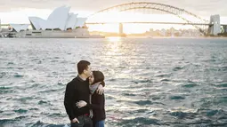 Berlatar belakang Opera House Sydney, saat matahari terbenam, pelukan hangat Joe kepada Julia terlihat mesra, seperti menggambarkan cinta yang tak akan pudar. (Liputan6.com/IG/julietaslim)