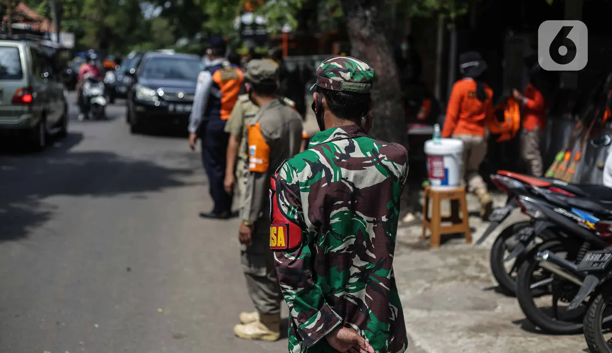 Petugas saat razia masker di kawasan Karang Tengah Lebak Bulus, Jakarta, Selasa (24/11/2020). Denda tersebut terkumpul sejak penerapan Peraturan Gubernur Nomor 51 tahun 2020 pada Juni 2020 lalu. (Liputan6.com/Faizal Fanani)