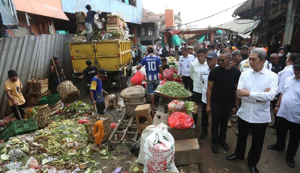 Penertiban PKL terjadi saat Wali Kota Bogor, Dedie Rachim, meninjau kawasan bekas pasar pada Rabu 25 Maret 2026 pagi. Tampak dalam foto, Wali Kota Bogor, Dedie A. Rachim (kanan) saat meninjau penertiban Pedagang Kaki Lima (PKL) di Eks Pasar Bogor, Jawa Barat, Rabu (25/3/2026). (merdeka.com/Arie Basuki)