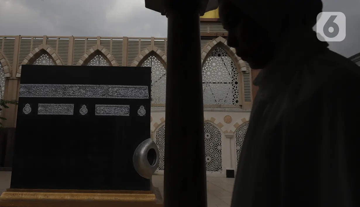 Miniatur Ka'bah terlihat di Masjid Nurul Iman, Blok M Square, Jakarta, Sabtu (2/4/2022). Miniatur Ka'bah tersebut didirikan sebagai fasilitas untuk calon jemaah dari agen perjalanan yang ingin melaksanakan latihan simulasi manasik haji dengan kapasitas 300 orang . (Liputan6.com/Herman Zakharia)