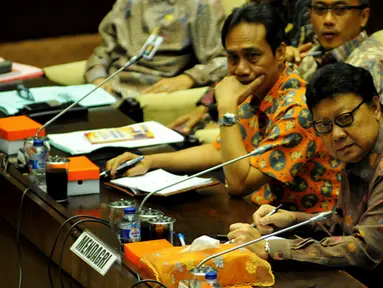 Mendagri Tjahjo Kumolo mengikuti rapat kerja dengan Komisi II DPR di Ruang Rapat Komisi II, Gedung DPR, Senayan,  Jakarta, Jumat (16/1/2015). (Liputan6.com/Faisal R Syam)