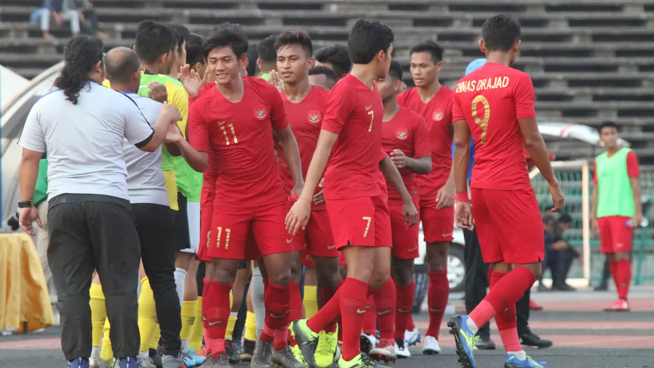 Bek Timnas Indonesia U-22, Firza Andika, bersalaman dengan staff Malaysia U-22 usai laga Piala AFF U-22 2019. (Bola.com/Zulfirdaus Harahap)