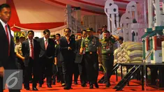 Presiden Joko Widodo didampingi Panglima TNI, Gatot Numantyo melihat pameran Alat Peralatan Pertahanan (Alpalhan) dan Pameran Sentra Pelayanan Pertanian Padi Terpadu (SP3D) di Mabes TNI, Jakarta, Senin (16/1). (Liputan6.com/Angga Yuniar)