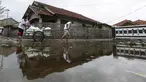 Jurnalis membawa gerobak berisi bantuan sembako di Pulau Panjang, Serang, Banten, Sabtu (30/1/2021). Perwakilan wartawan yang tergabung dalam Jurnalis Peduli menyalurkan bantuan sembako dan uang tunai bagi warga terdampak Covid-19. (Liputan6.com/Pool/JP)