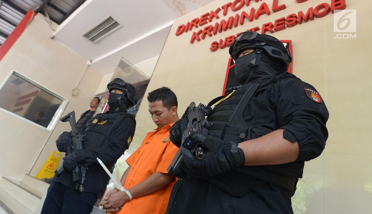 Tersangka ditunjukkan kepada wartawan ketika rilis tindak pencurian dengan kekerasan di Polda Metro Jaya, Sabtu (29/6/2019). AS (31), pengemudi taksi online, ditangkap setelah sebelumnya berhasil menggasak uang senilai Rp4 juta dari korbannya seorang wanita berinisial SDP. (merdeka.com/Imam Buhori)