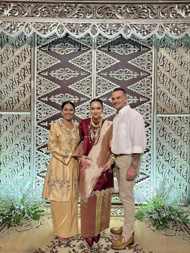 Gaya Kakak Alyssa Daguise dalam Balutan Busana Koto Gadang di Resepsi Kedua di Jakarta