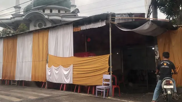 Dirikan Tenda Pernikahan di Jalan Umum, Lampu Lalu Lintas Bikin Salah Fokus