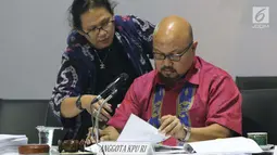 Komisioner KPU RI, Ilham Saputra (kanan) memeriksa dokumen saat rapat Rekapitulasi Hasil Penghitungan Perolehan Suara Tingkat Nasional dan Penetapan Hasil Pemilihan Umum 2019, Jakarta, Rabu (7/5/2019). Rapat membahas dan menetapkan hasil perolehan suara dari PPLN. (Liputan6.com/Helmi Fithriansyah)