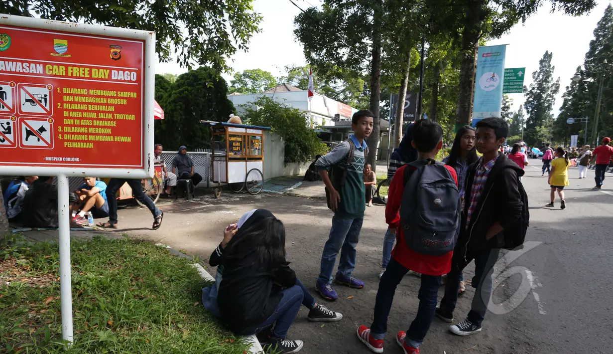 Warga beraktivitas saat Hari Bebas Kendaraan (Car Free Day) di sepanjang Jalan Dago, Bandung, Minggu (26/4/2015). CFD dimanfaatkan warga untuk menikmati suasana Bandung bebas dari asap kendaraan bermotor. (Liputan6.com/Herman Zakharia) 