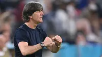 Pelatih Jerman, Joachim Loew bereaksi ketika pertandingan Grup F Euro 2020 antara Jerman melawan Hungaria yang berlangsung di Allianz Arena, Munich, Jerman pada Rabu (23/06/2021). (Foto: AFP/Pool/Matthias Hangst)