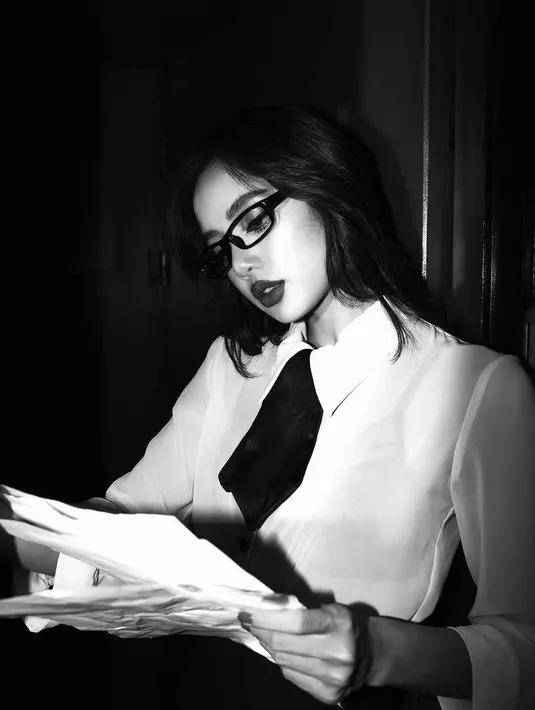 Karisma perempuan asal Thailand itu begitu mencuat dengan kemeja putih + dasi, dilengkapi dengan kacamata tanpa lensa dan lipstik merahnya. [@lalalalisa_m]