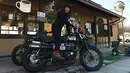 Reiko Miyoshi (60) berpose dengan motor Triumph Street Scrambler miliknya di luar "Perefa Cafe" di Matsumoto, prefektur Nagano (23/2). Miyoshi memulai petualangan pertamanya sepanjang 30.000 kilometer. (AFP Photo/Toshifumi Kitamura)