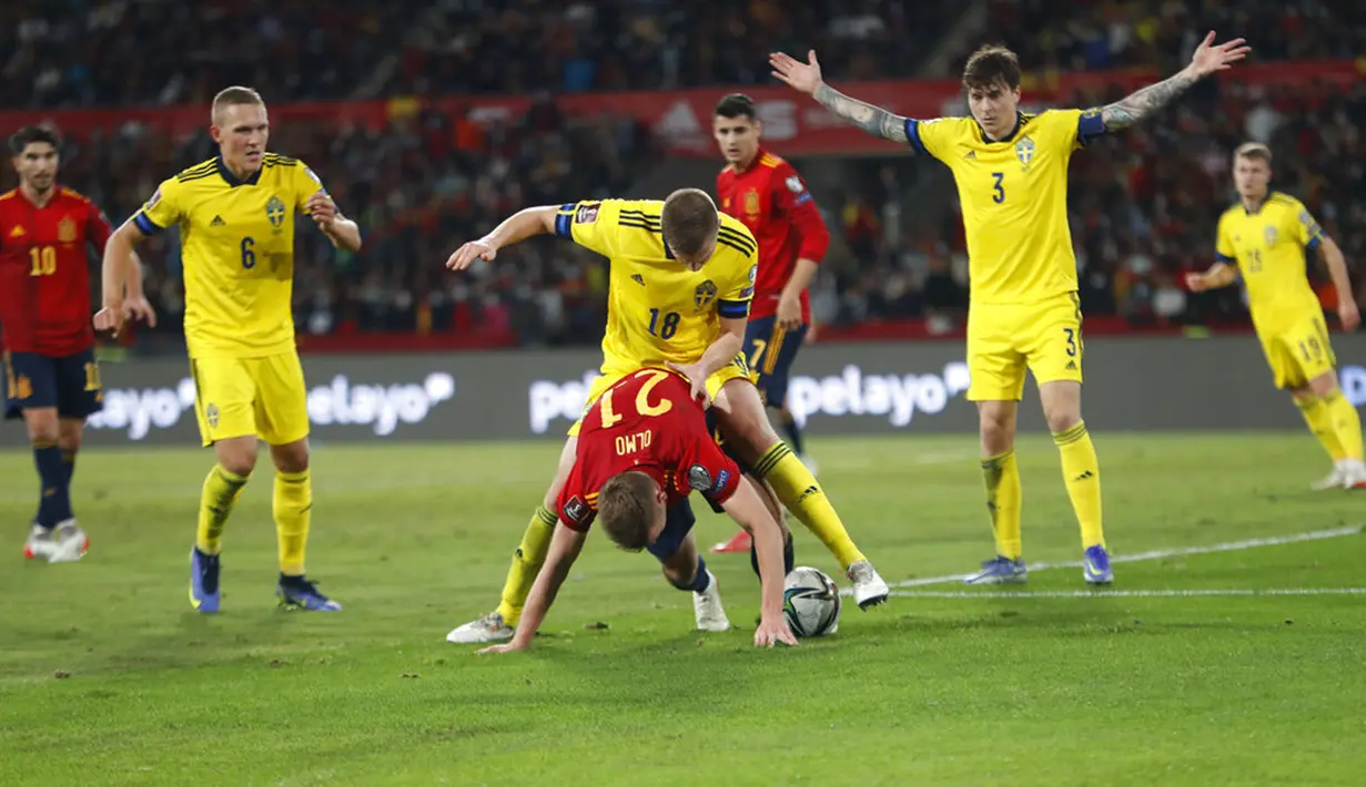 Pemain Spanyol Dani Olmo (depan tengah) berebut bola dengan pemain Swedia Joakim Nilsson pada pertandingan sepak bola kualifikasi Grup B Piala Dunia 2022 di Stadion La Cartuja, Seville, Spanyol, 14 November 2021. Spanyol menang 1-0. (AP Photo/Angel Fernandez)