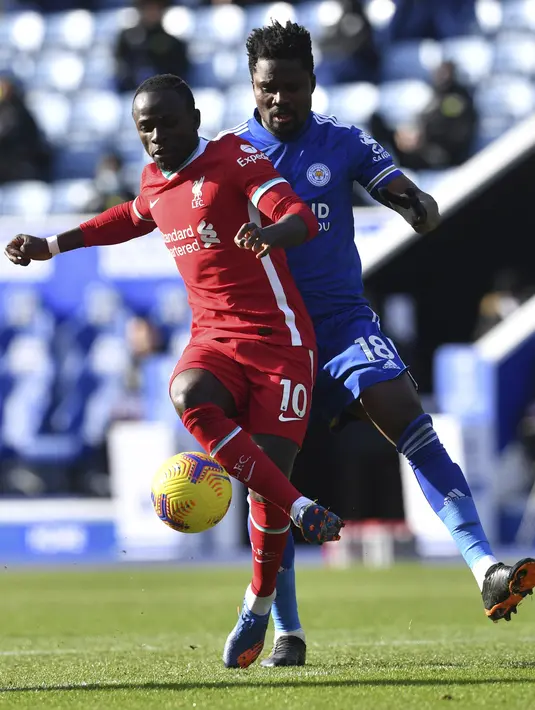 Penyerang Liverpool, Sadio Mane mengontrol bola dari kawalan bek Leicester City, Daniel Amartey pada pertandingan Liga Inggris di Stadion King Power, Inggris (13/2/2021).  Liverpool menelan kekalahan ketiga beruntun dan tertahan di posisi empat klasemen. (Paul Ellis/Pool Photo via AP)