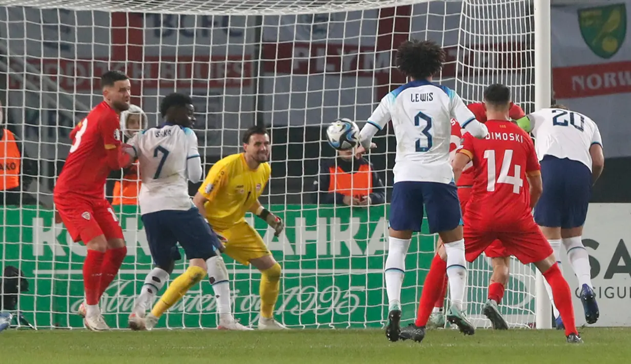 Namun kemudian gol bunuh diri Jani Atanasov pada menit ke-59 menguntungkan Inggris. (AP Photo/Boris Grdanoski)