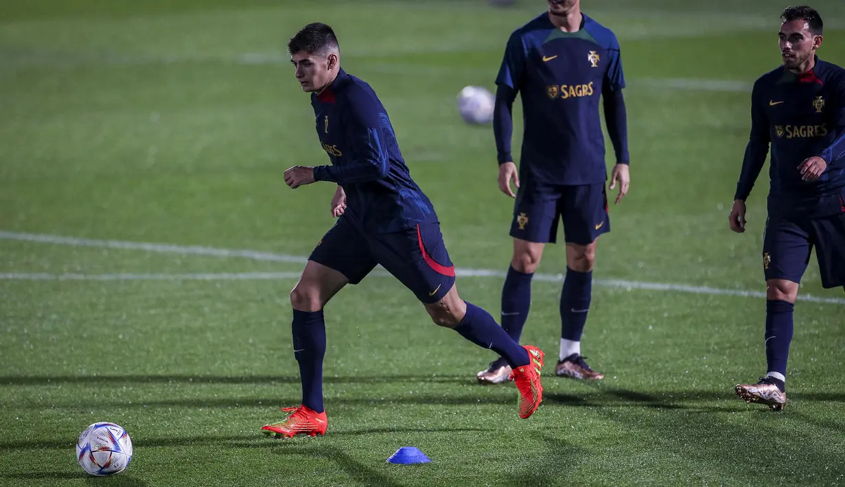 Bek Portugal Antonio Silva (Kiri) dan rekan satu timnya menghadiri sesi latihan di kamp pelatihan "Cidade do Futebol" di Oeiras, pinggiran Lisbon, Rabu (16/11/2022). Timnas Portugal akan menghadapi Timnas Nigeria di Estadio Jose Alvalade, Lisbon pada 18 November 2022, dalam laga pemanasan terakhir sebelum Piala Dunia 2022. (AP Photo/Armando Franca)