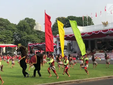 Ratusan Penari menyuguhkan pementasan tarian kuda lumping selama HUT ke-74 RI di Istana Merdeka, Jakarta, Sabtu (17/8/2019). Kuda lumping juga disebut jaran kepang atau jathilan adalah tarian tradisional Jawa yang menampilkan sekelompok prajurit tengah menunggang kuda. (Liputan6.com/Lizsa)