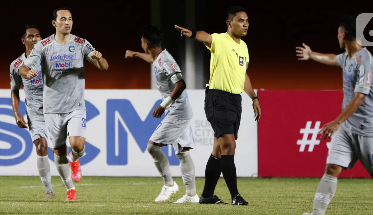 Pemain Persib Bandung Ezra Walian (dua kiri) mendapatkan selamat dari rekan satu tim usai menjebol gawang Persita Tangerang dalam pertandingan babak penyisihan Grup D Piala Menpora 2021 di Stadion Maguwoharjo, Sleman, Senin (29/3/2021). Persib menang 3-1. (Bola.com/Ikhwan Yanuar)