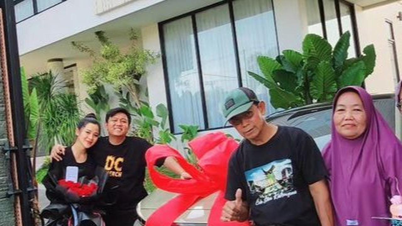 Potret Denny Caknan Berikan Hadiah Mobil Mewah Untuk Bella Bonita yang Sedang Hamil, Jadi Bukti Cinta Pada Istri Cantiknya