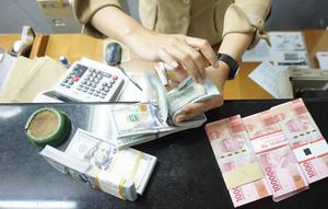 Teller tengah menghitung mata uang dolar AS di penukaran uang di Jakarta, Rabu (10/7/2019). Nilai tukar rupiah terhadap dolar Amerika Serikat (AS) ditutup stagnan di perdagangan pasar spot hari ini di angka Rp 14.125. (Liputan6.com/Angga Yuniar)