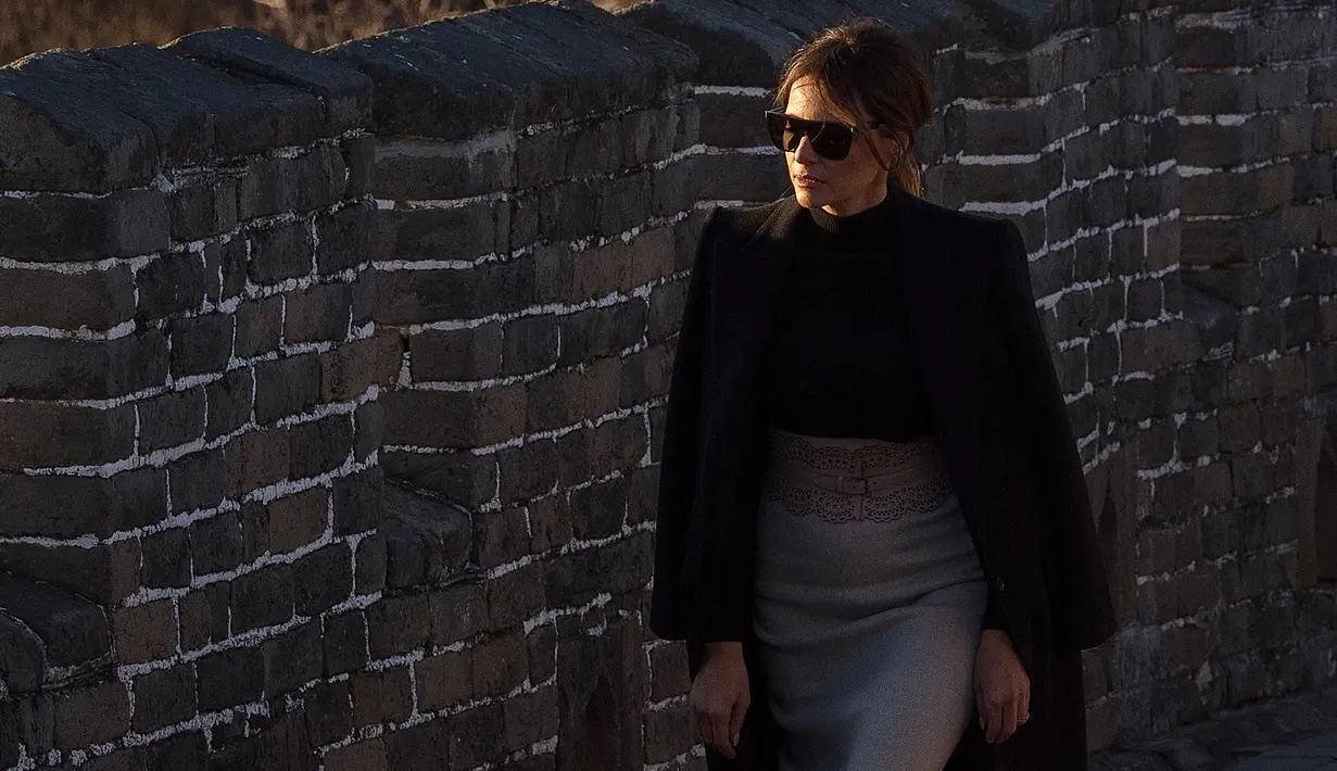 Ibu Negara AS, Melania Trump berjalan di sepanjang seksi Mutianyu, Tembok Besar China di Beijing, 10 November 2017. Melania mengenakan ikat pinggang kulit dari brand Alaia senilai US$ 1,405 atau sekitar Rp 19 juta. (AFP PHOTO / Nicolas ASFOURI)