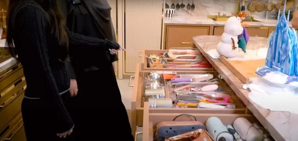 10 Potret Dapur Rumah Tasyi Athasyia, Super Canggih hingga Estetika Glamor dengan Sentuhan Putih dan Emas