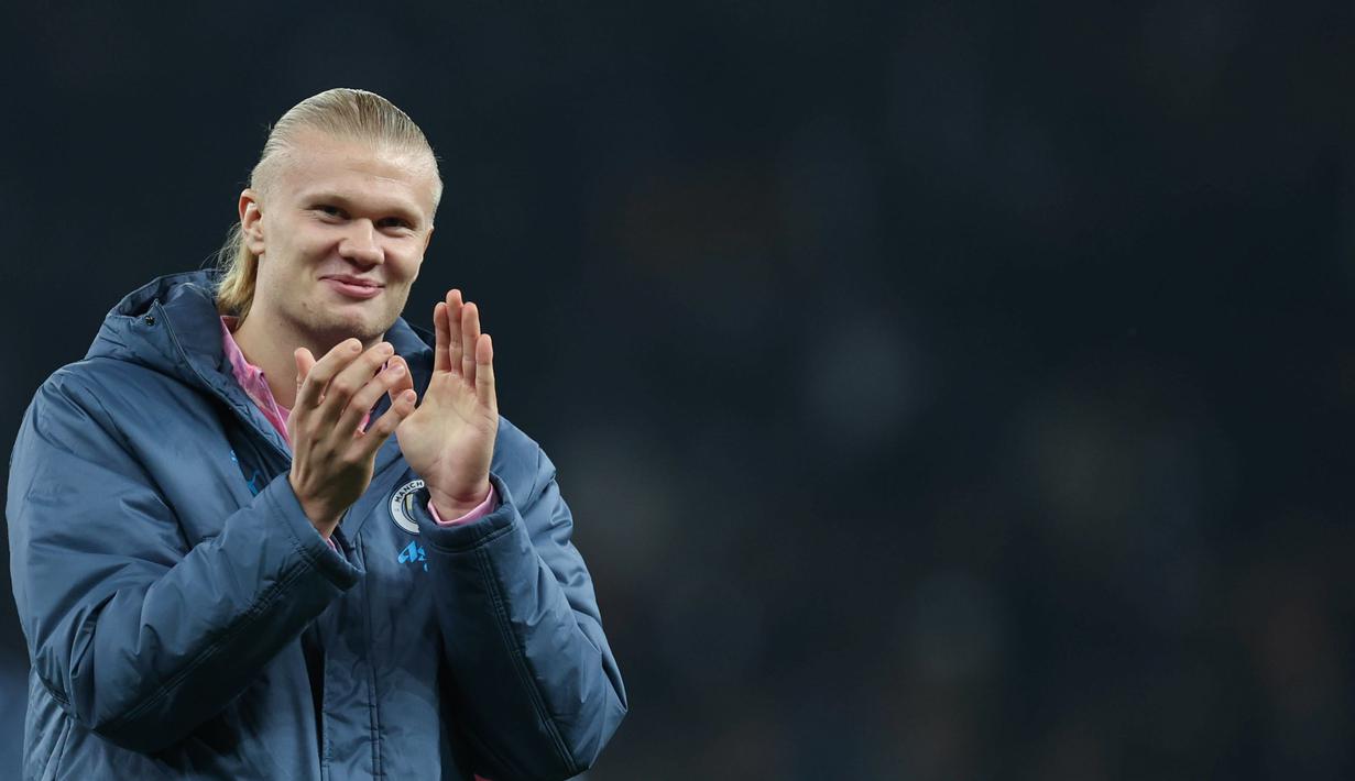Pemain Manchester City, Erling Haaland, tampak tersenyum meski timnya dikalahkan Tottenham Hotspur dengan skor 1-2. (AP Photo/Ian Walton)