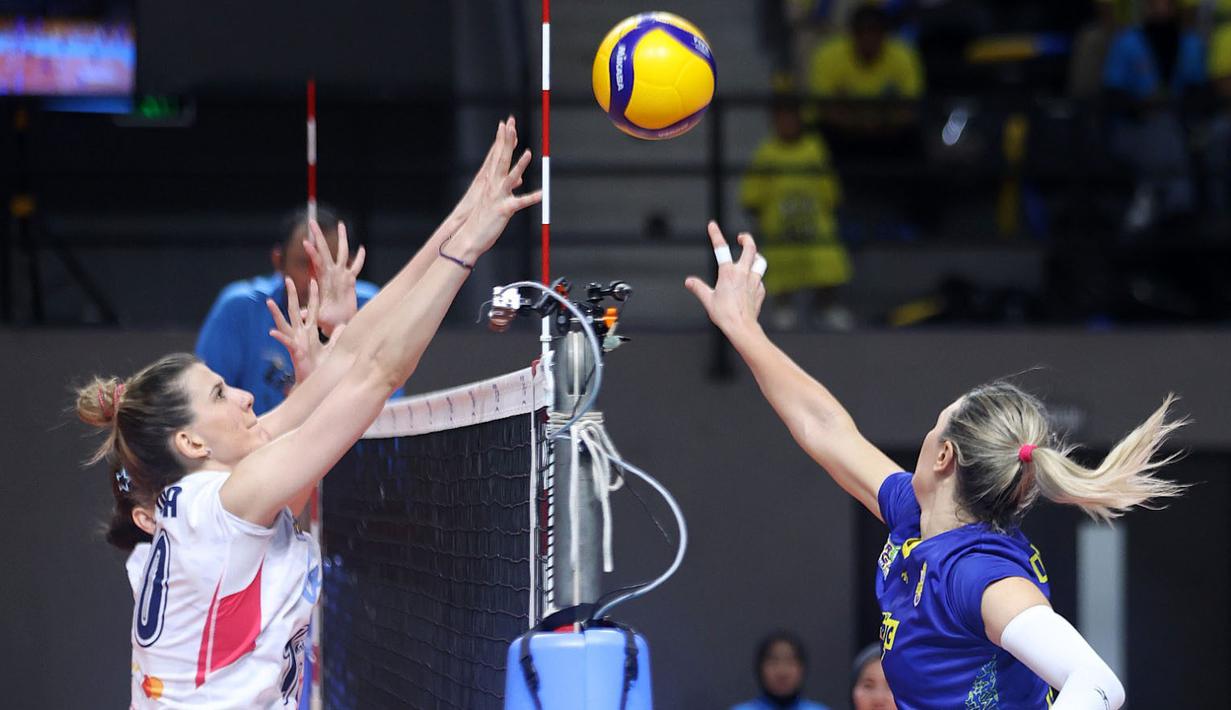 Sejak set pertama dimulai, Electric PLN langsung tampil agresif. Duet pemain asing Neriman Ozsoy dan Celeste Plak menjadi motor serangan yang didukung kapten tim Agustin Wulandari. (Dok. PBVSI)