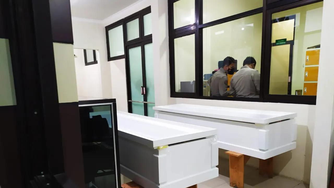 Peti jenazah Vanessa Angel dan suaminya di RS Bhayangkara Surabaya. (Dian Kurniawan/Liputan6.com)