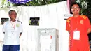 Petugas KPPS menggunakan jersey negara peserta Piala Dunia pada Pilkada Serentak 2018 di TPS 7 Kelurahan Bulu Lor, Semarang. Rabu (27/6). Konsep Piala Dunia tak hanya jersey tapi diikuti ornamen dan bendera dari perwakilan negara. (Liputan6.com/Gholib)