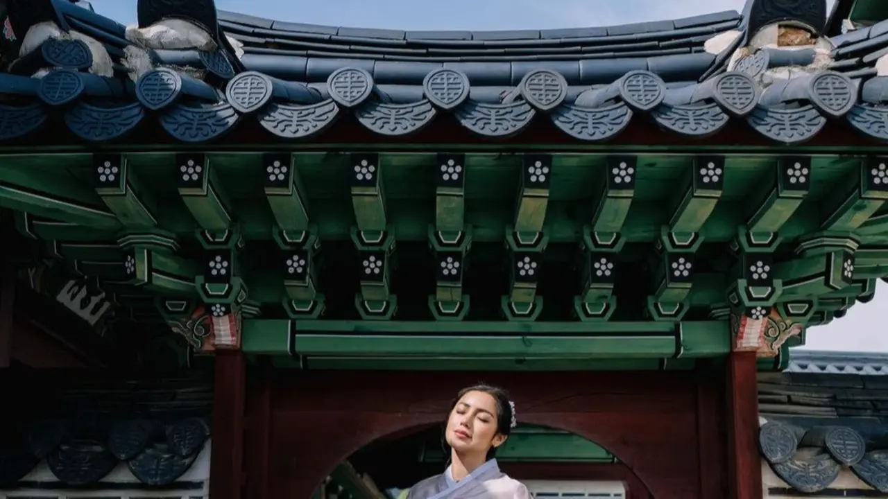 Jessica Iskandar tampil cantik dengan Hanok Korea