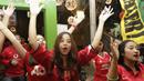 Para pendukung wanita pun tidak ketinggalan untuk terus mendukung Manchester United. (Bola.com/Vitalis Yogi Trisna)
