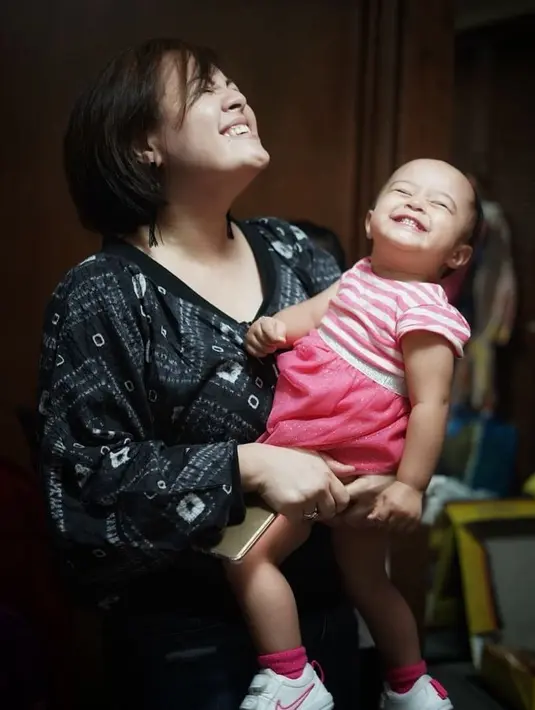 "Tatjana Kembaran nya Mama 😁 ." tulisnya lagi saat mengendong kembarannya yang berjenis kelamin perempuan. (Instagram/cynthia_lamusu)