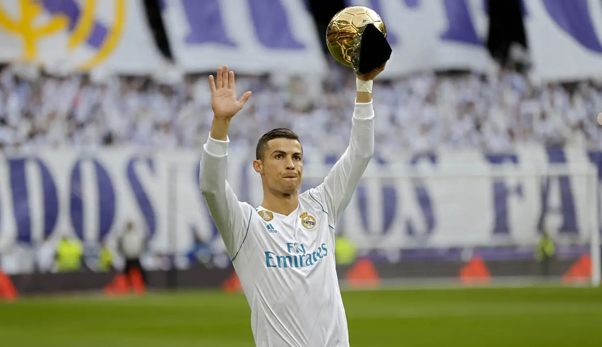 Bintang Real Madrid, Cristiano Ronaldo, menunjukkan trofi Ballon d'Or di Stadion Santiago Bernabeu, Sabtu (9/12/2017). Cristiano Ronaldo meraih Ballon d'Or 2017 setelah unggul dari Lionel Messi dan Neymar. (AP/Francisco Seco)