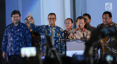 Gubernur DKI Jakarta Anies Baswedan (kedua kiri) memberi salam saat menghadiri pembukaan perayaan 60 tahun hubungan diplomatik Indonesia-Jepang di area Museum Fatahillah, Jakarta, Jumat (19/1). (Liputan6.com/Helmi Fithriansyah)