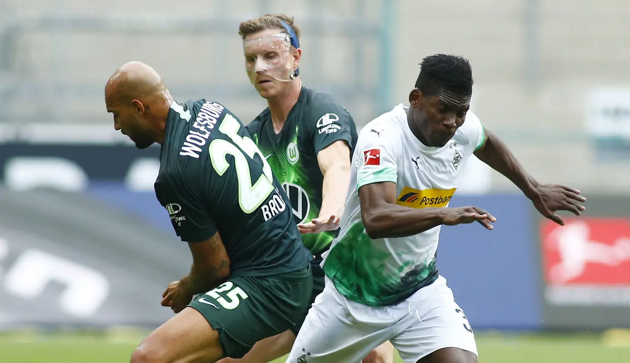 Penyerang Borussia Monchengladbach, Breel Embolo, berusaha melewati pemain Wolfsburg pada laga lanjutan Bundesliga di Borussia Park Stadium, Rabu (17/6/2020) dini hari WIB. Monchengladbach menang telak 3-0 atas Wolfsburg.(AFP/Thilo Schmuelgen/pool)