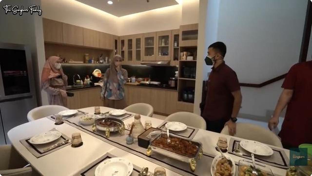 6 Potret Ruang Makan dan Dapur Rumah Cut Meyriska, Desain Elegan