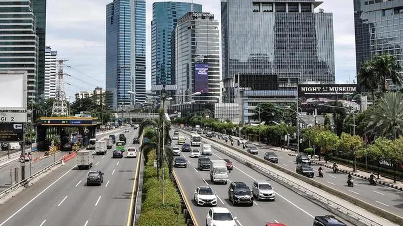 Dirlantas Polda Metro Jaya Kombes Latif Usman mengusulkan angkutan berat dilarang untuk melintas di jalan Tol Dalam Kota pada 5-6 September 2023 saat Konferensi Tingkat Tinggi (KTT) ASEAN digelar di Jakarta.
