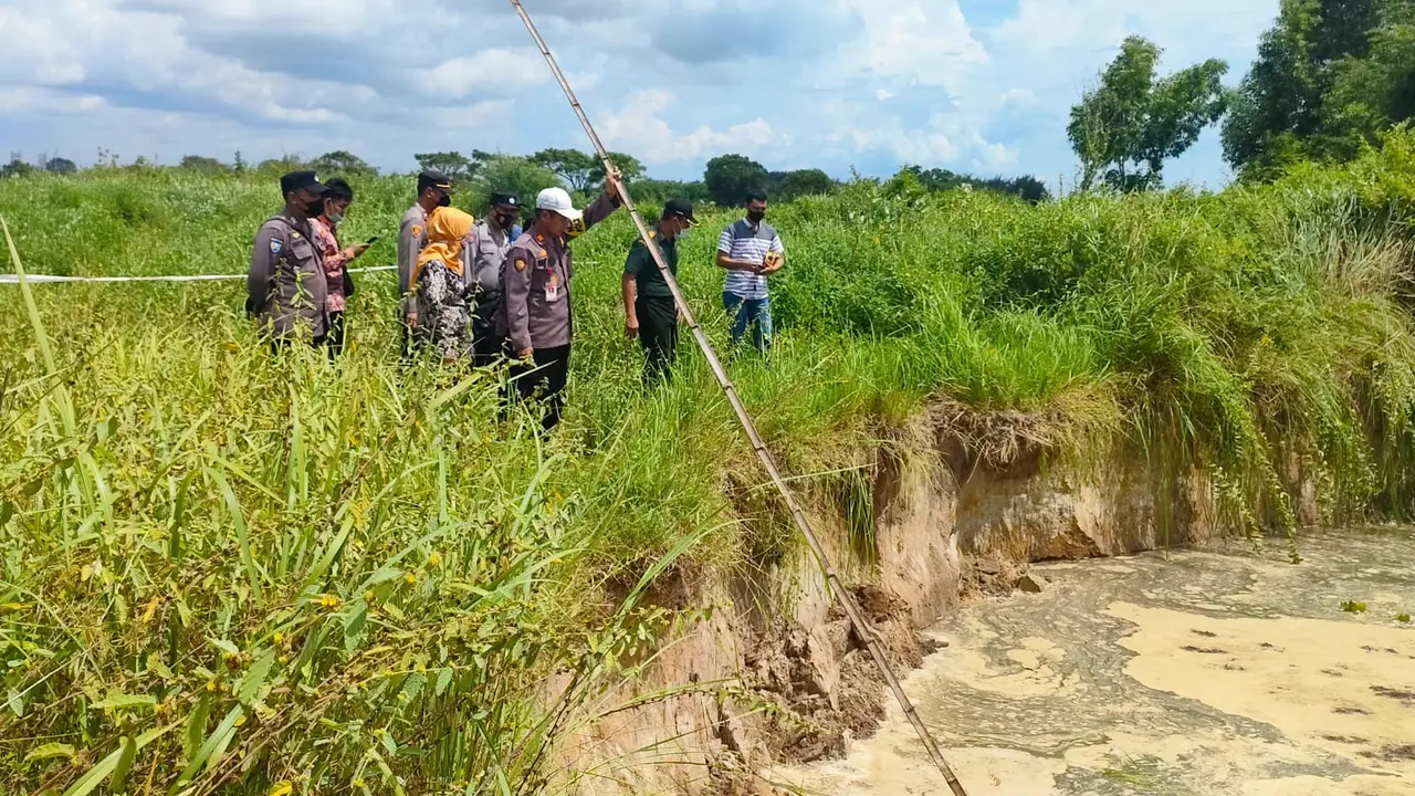 Tanah ambles gegerkan warga Tuban. (Ahmad Adirin/Liputan6.com)